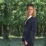 Bürgermeisterin Nadine Stitterich vor Bäumen im Wald